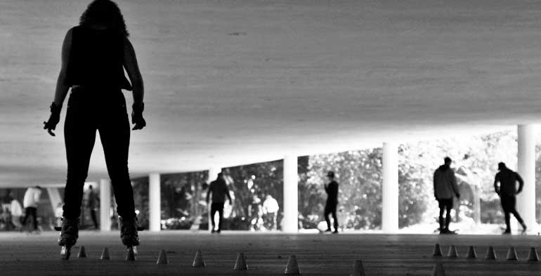 imagem preto e branca de uma patinadora fazendo manobra