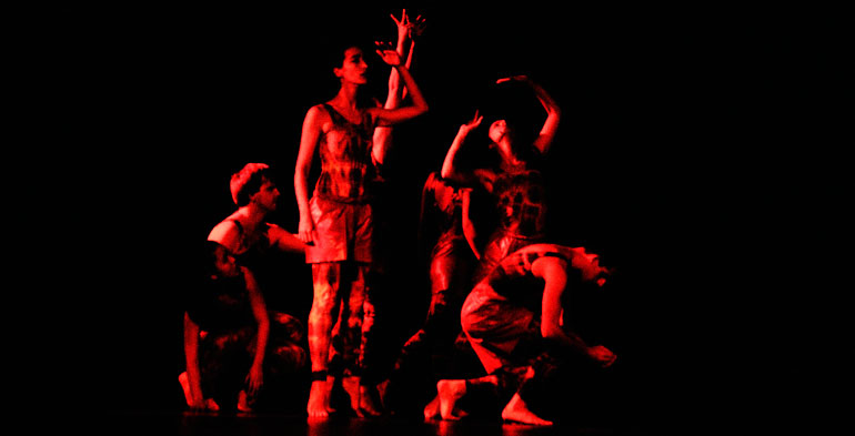 Dançarinos da Emy32 performando sob efeito de luz vermelha