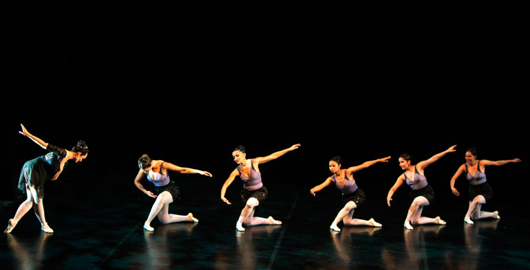Foto de seis bailarinas perfiladas de joelhos