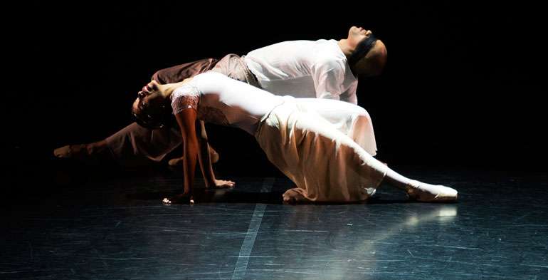 Casal em demonstração de dança, onde o parceiro está de venda.