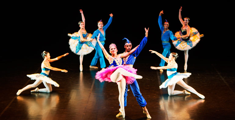Bailarinos vestidos a caráter, onde as bailarinas estão de tutu e os bailarinos de azul.