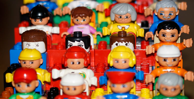 bonequinhos playmobil sentados em cadeiras como platéia