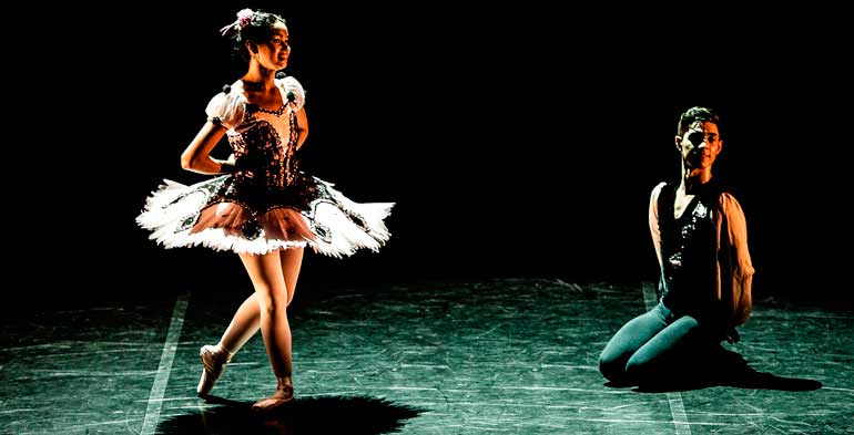 imagem balé de cegos com dois bailarinos em performance.